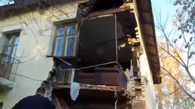 Опубликовано видео с места обрушения стены жилого дома на Бору - фото 1