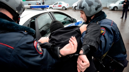 Пьяный мужчина угрожал ножом полицейскому на вокзале в Нижнем Новгороде (ВИДЕО) - фото 1