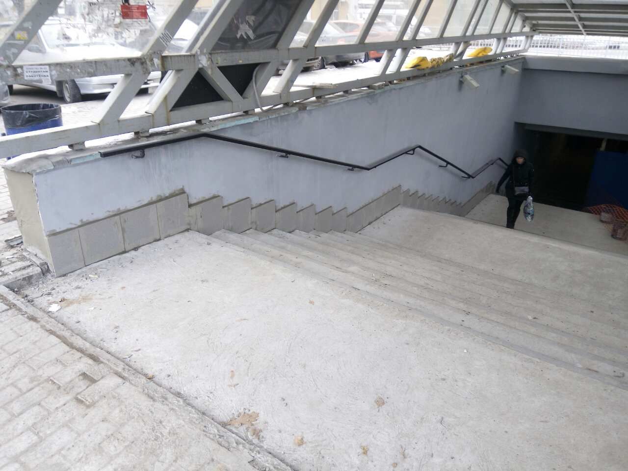 В подземном переходе на площади Лядова отремонтировали одну из лестниц - фото 1