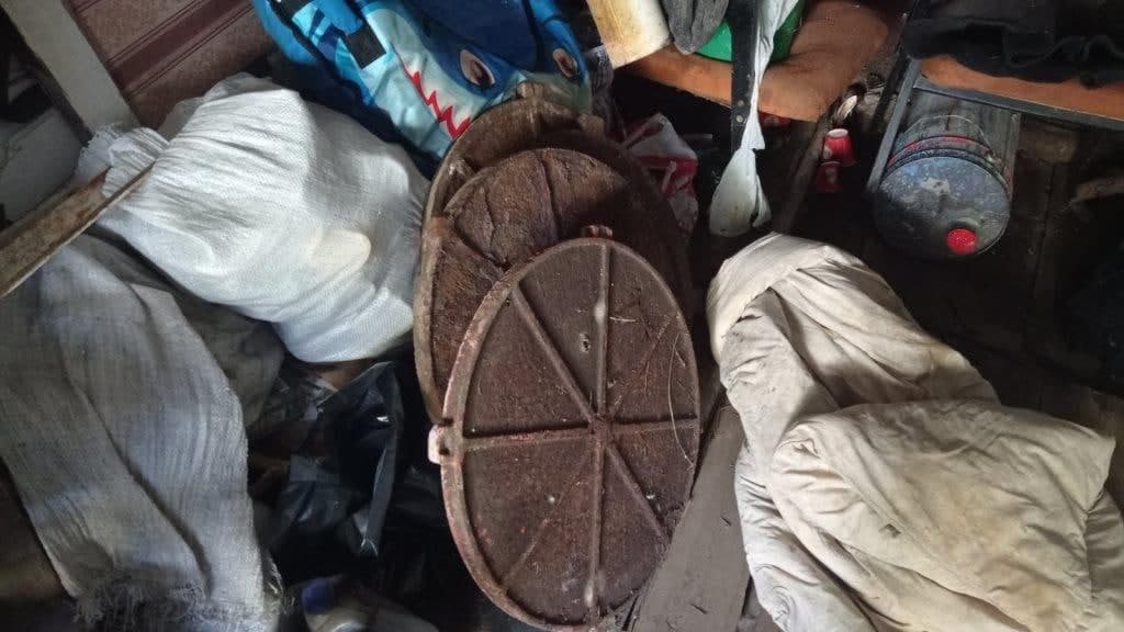 Трем жителям Навашина грозит до пяти лет лишения свободы за кражу канализационных люков - фото 1
