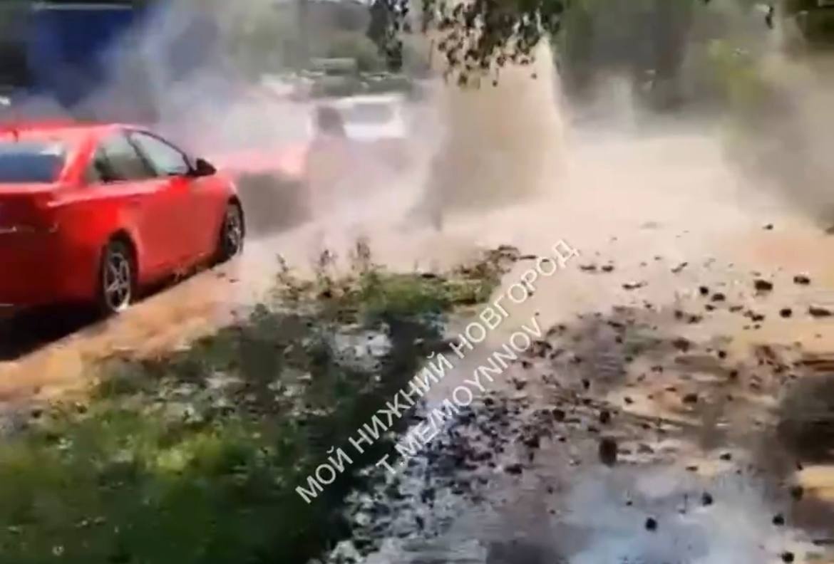 Фонтан горячей воды забил на проспекте Ленина в Нижнем Новгороде