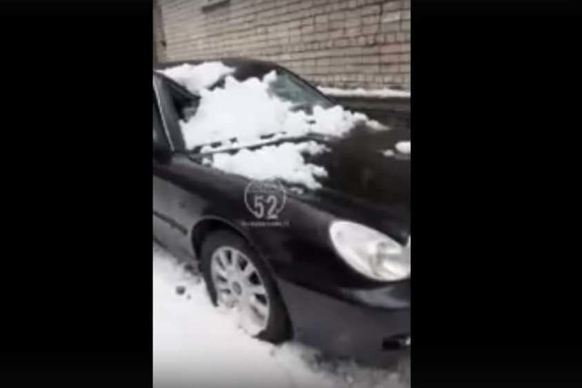 Ледяные глыбы обрушились на автомобили на улице Пушкина