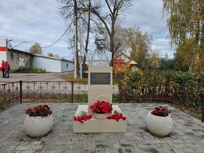 Новый памятник Ленину открыли в центре Тоншаевского района - фото 1