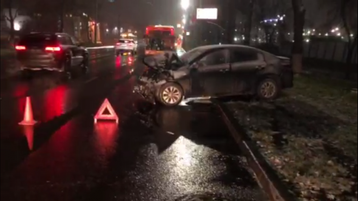 Водитель легковушки пострадал в столкновении с автобусом в Нижнем Новгороде - фото 1