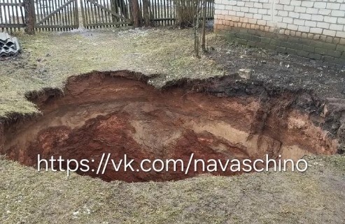 Огромный карстовый провал появился в Нижегородской области: может рухнуть дом - фото 1