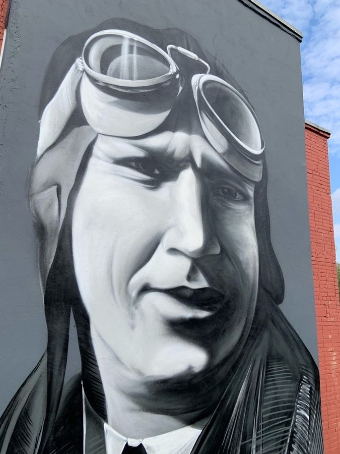 Шестиметровое граффити с легендарным нижегородским летчиком появилось в Череповце