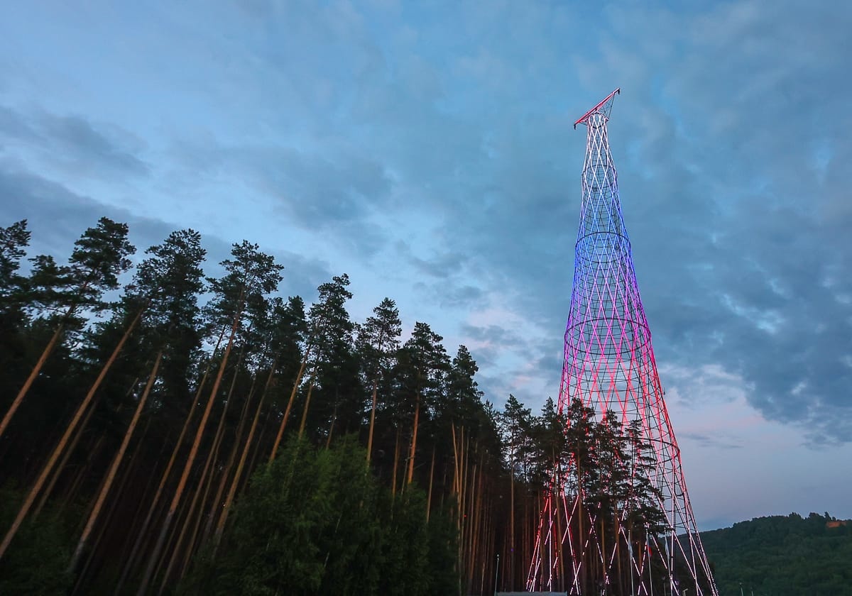 Триколор появился на Шуховской башне в Дзержинске в честь Дня России - фото 1