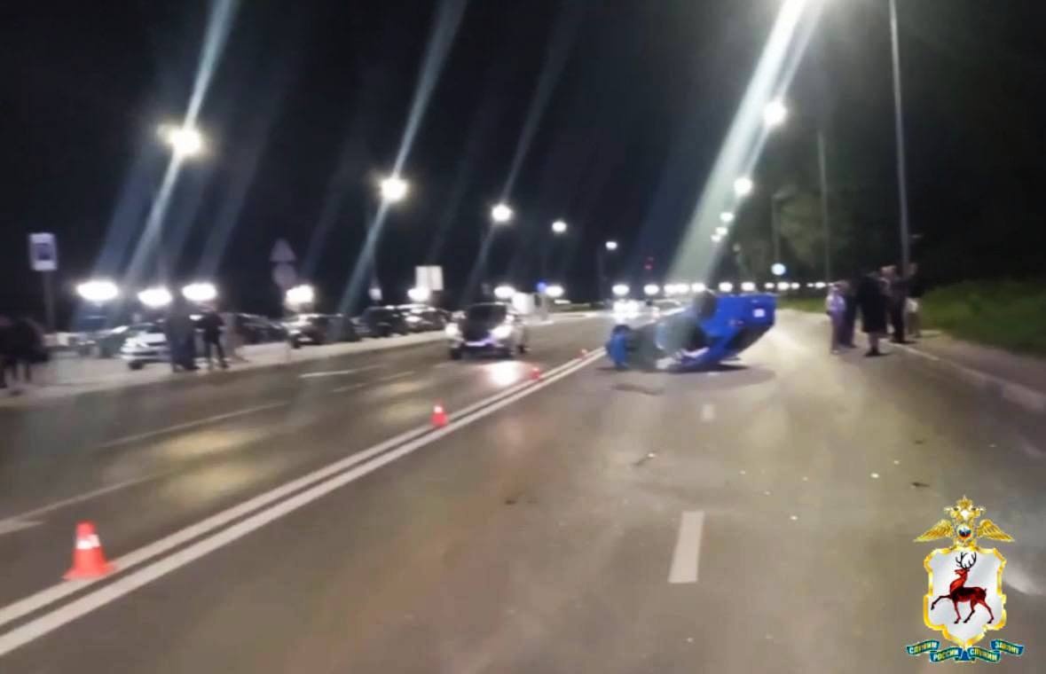 Иномарка перевернулась на крышу на Нижневолжской набережной - фото 1