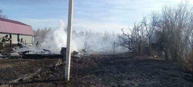 Три дома и четыре бани сгорели на пожаре в Арзамасском районе - фото 1