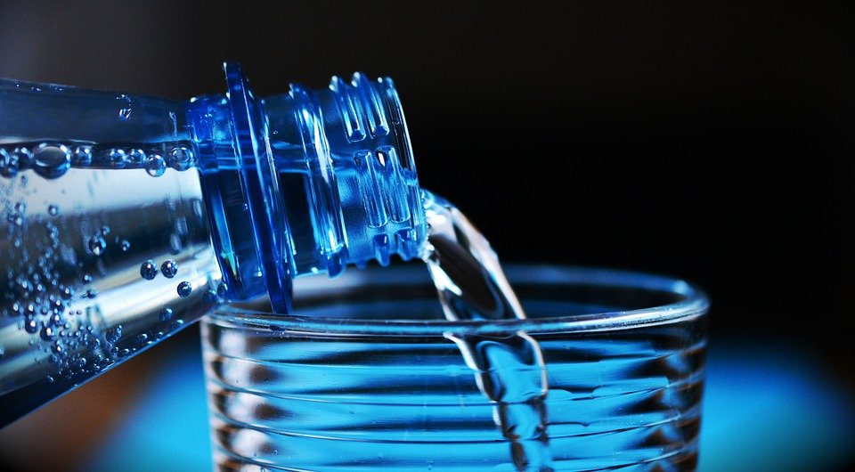 В Роскачестве рассказали, какую питьевую воду можно давать детям - фото 2