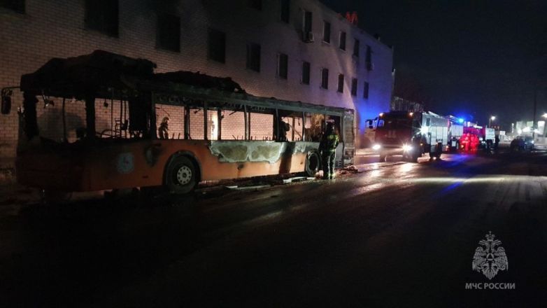 Автобус загорелся во время движения в Нижнем Новгороде - фото 3