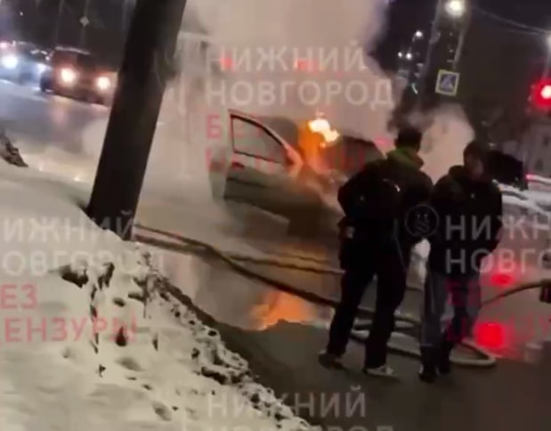 Иномарка вспыхнула на Московском шоссе - фото 1