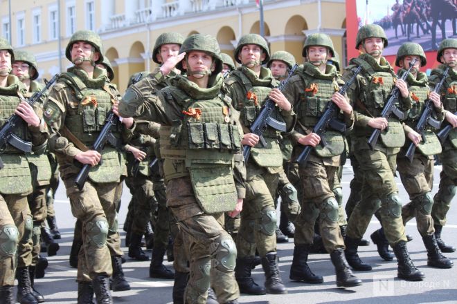 Фоторепортаж: парад в честь 80-й годовщины Победы прошел в Нижнем Новгороде - фото 266