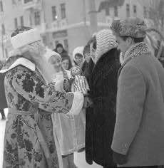 Дед Мороз поздравляет горьковчан с Новым годом 1968 год / госкаталог.рф От XIX века до советских времен: как раньше отмечали Новый год в Нижнем Новгороде — фото - фото 34