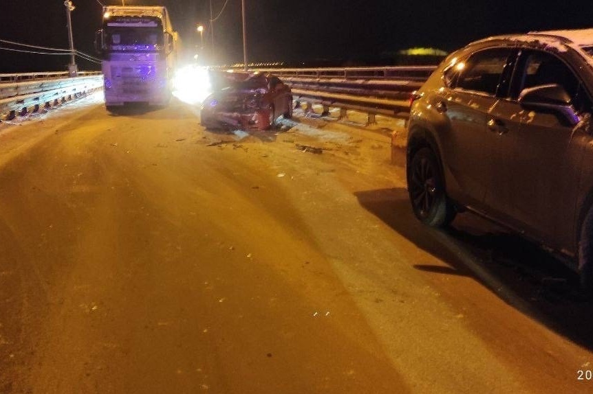 Две аварии произошли на Борском мосту 9 января