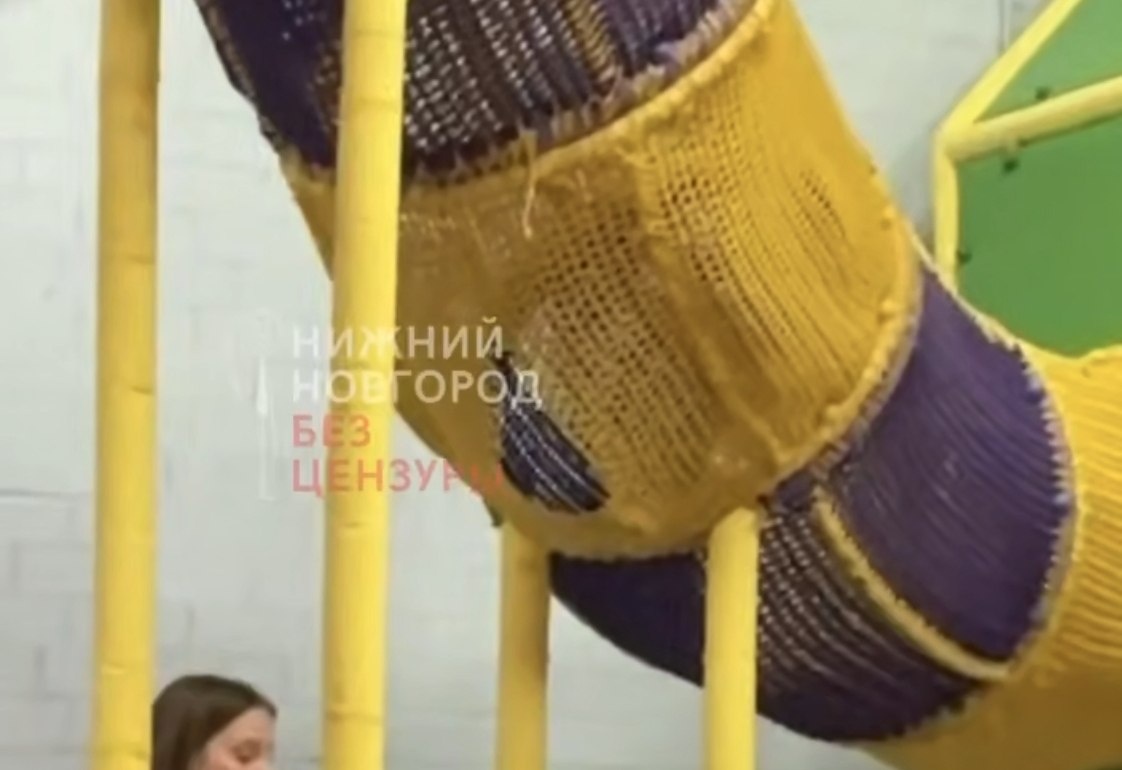 Ребенок упал с двухметровой высоты в детском центре в Нижнем Новгороде - фото 1