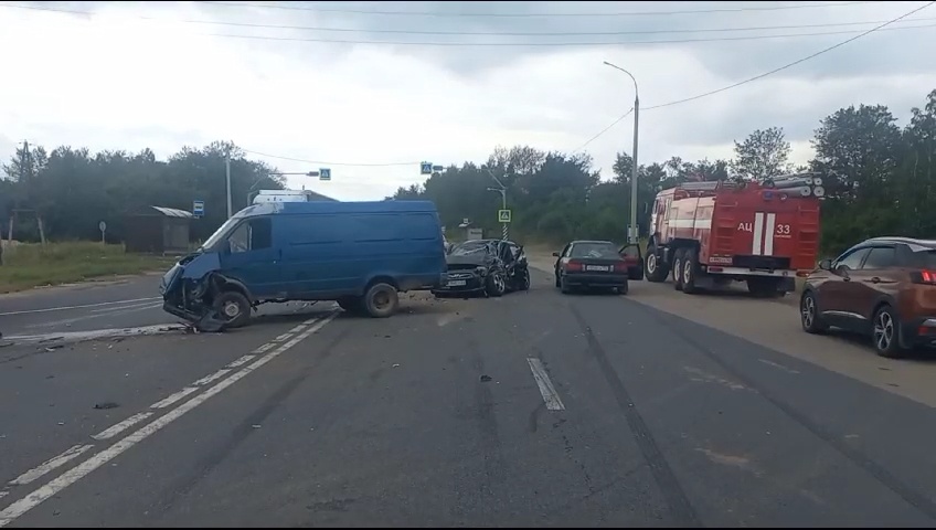 Четыре легковушки попали в аварию в Лысковском районе