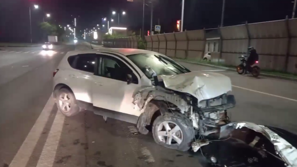 Девушка уснула за рулем и влетела в забор в Нижнем Новгороде - фото 1