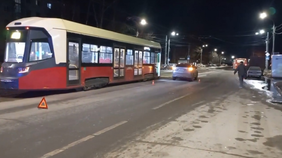 Иномарка сбила выходящую из трамвая девочку в Нижнем Новгороде - фото 1