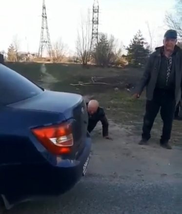 Соцсети: таксист избил двух пенсионеров в Дзержинске - фото 1