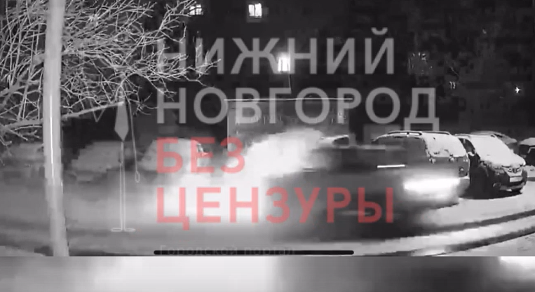 Водитель легковушки протаранил пять машин на парковке в Нижнем Новгороде - фото 1