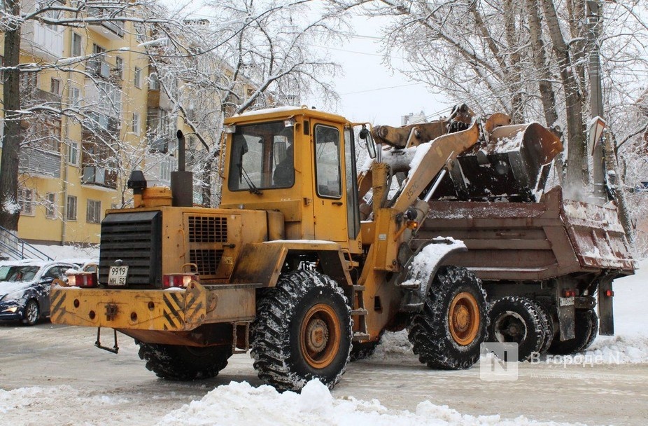 Нижегородцы жалуются на заваленные снегом тротуары и дворы