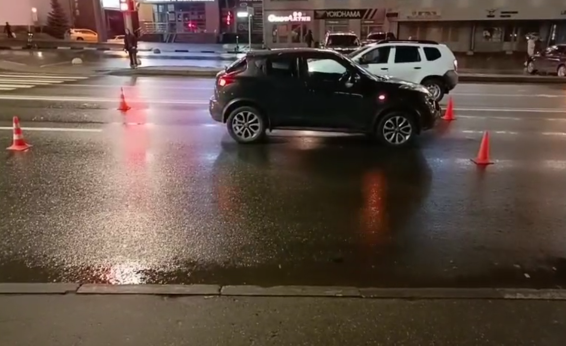 Автомобиль влетел в двух пешеходов на переходе в Нижнем Новгороде - фото 1