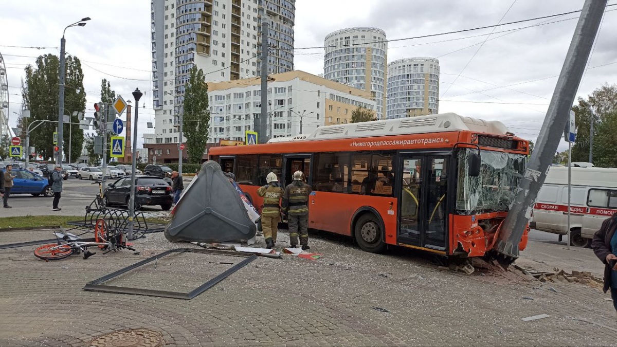 Автобус снес остановку и столб на площади Сенной в Нижнем Новгороде - фото 1