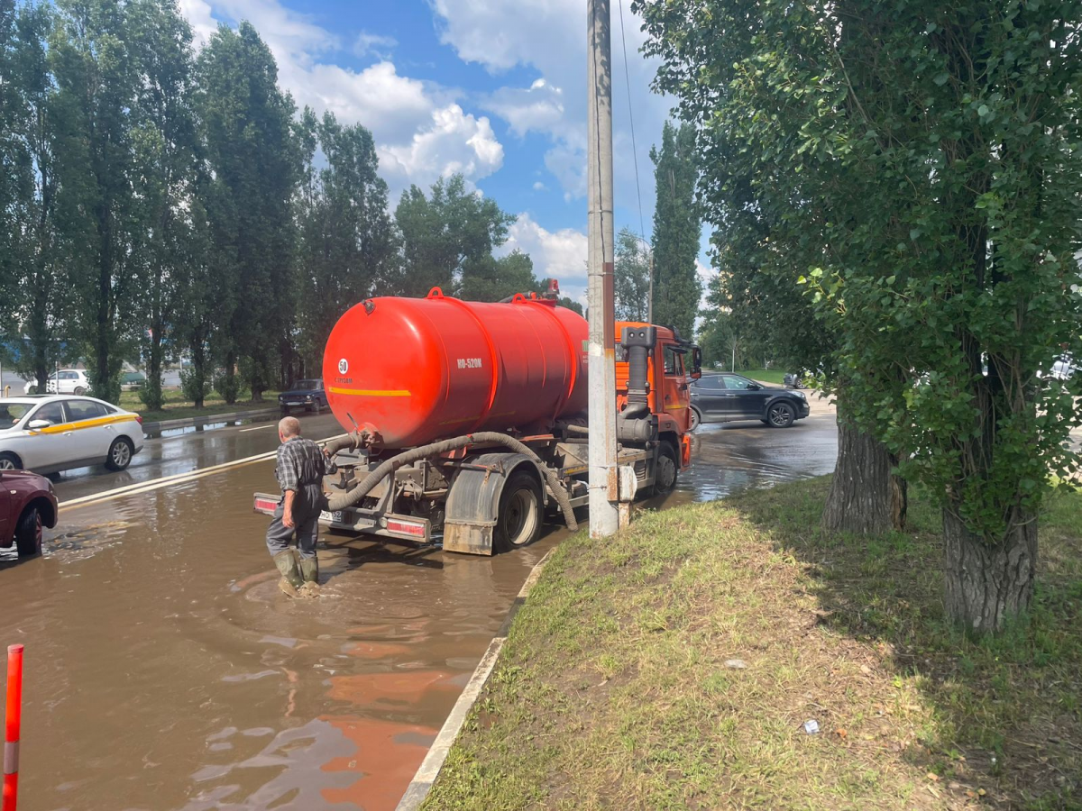 Власти назвали причину появления стихийного озера на улице Акимова - фото 1