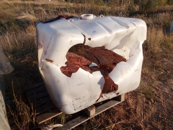Поврежденные контейнеры с неизвестными отходами обнаружены под Дзержинском - фото 1