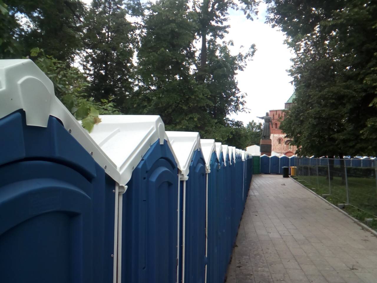 &laquo;Нашествие&raquo; синих кабинок: более 120 биотуалетов установили на площади Минина (ФОТО) - фото 1