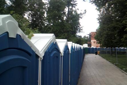 &laquo;Нашествие&raquo; синих кабинок: более 120 биотуалетов установили на площади Минина (ФОТО)