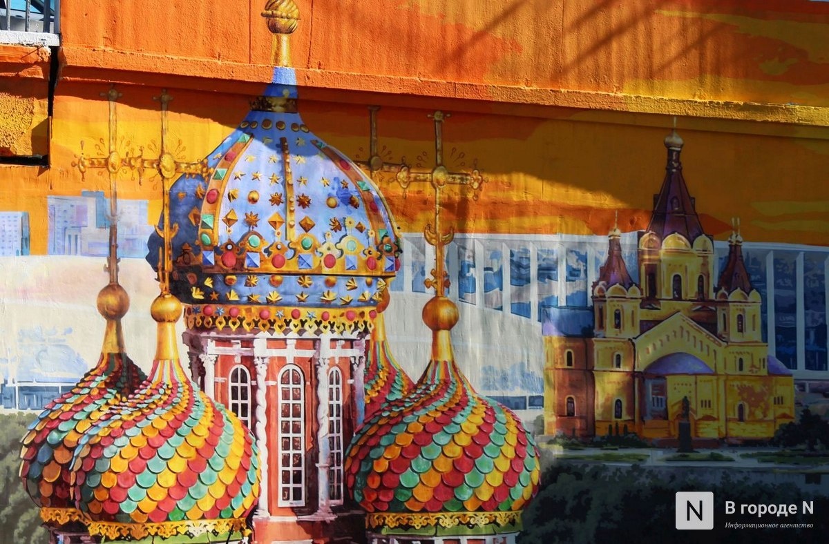 Нижегородцам показали, как выглядит граффити с закатами на Канавинском мосту - фото 1