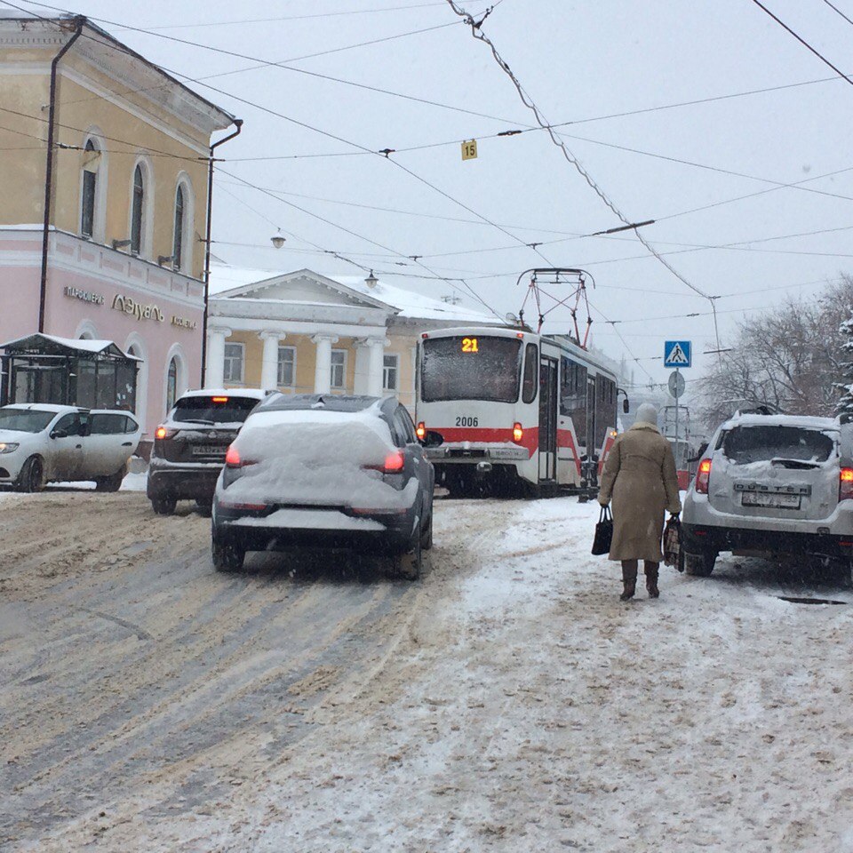 Трамваи встали на Молитовском мосту в Нижнем Новгороде в первый рабочий день - фото 1