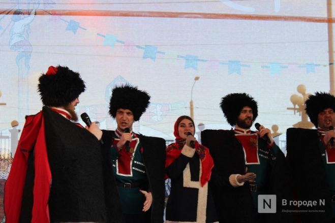 Фаер-шоу и казачьим хором проводили зиму на Нижегородской ярмарке - фото 4