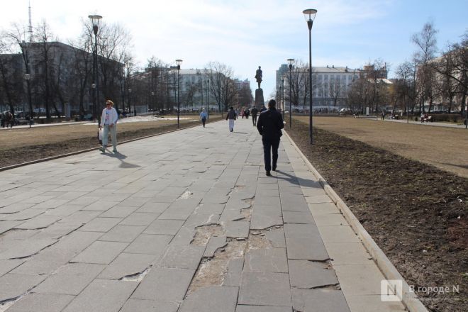 Трещит по швам: как выглядит центр Нижнего Новгорода после аномальной зимы — фоторепортаж - фото 107