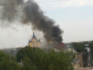65 пожарных тушили загоревшийся на Стрелке трехэтажный дом (ФОТО)