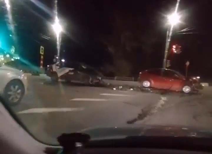 Автомобиль каршеринга столкнулся с иномаркой на Стрелке в Нижнем Новгороде