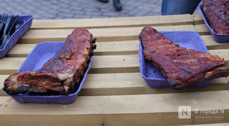 Чемпионы по поеданию ребрышек съели порцию за три минуты в Чернопрудском сквере - фото 29
