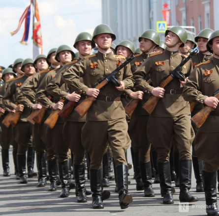 Фоторепортаж: парад в честь 80-й годовщины Победы прошел в Нижнем Новгороде - фото 254