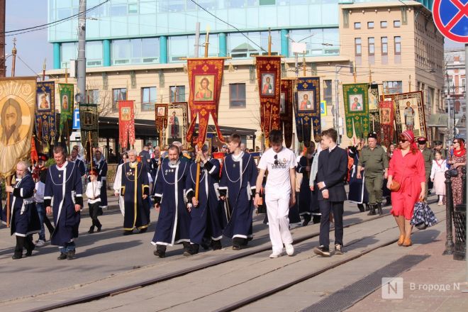 Фоторепортаж: как прошел пасхальный крестный ход в Нижнем Новгороде - фото 83