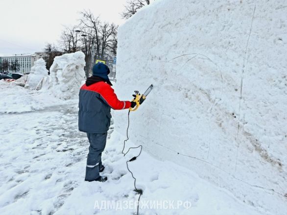 Большой снежный городок с горками строят в центре Дзержинска - фото 3