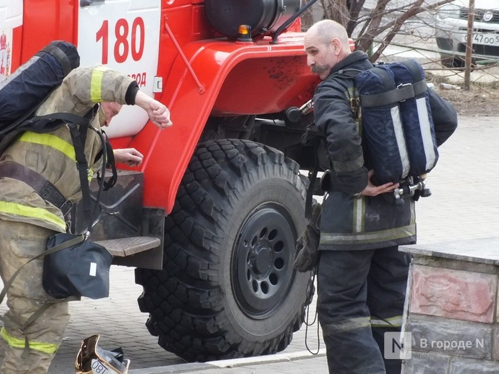 Склад загорелся на улице Тепличной в Нижнем Новгороде - фото 1