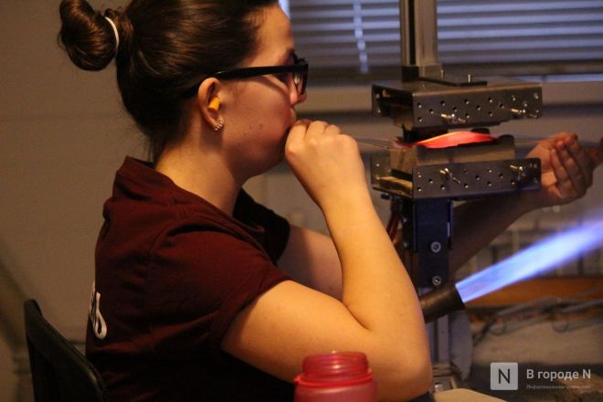 Волшебство из стекла: фоторепортаж с фабрики елочных игрушек в Нижнем Новгороде - фото 147