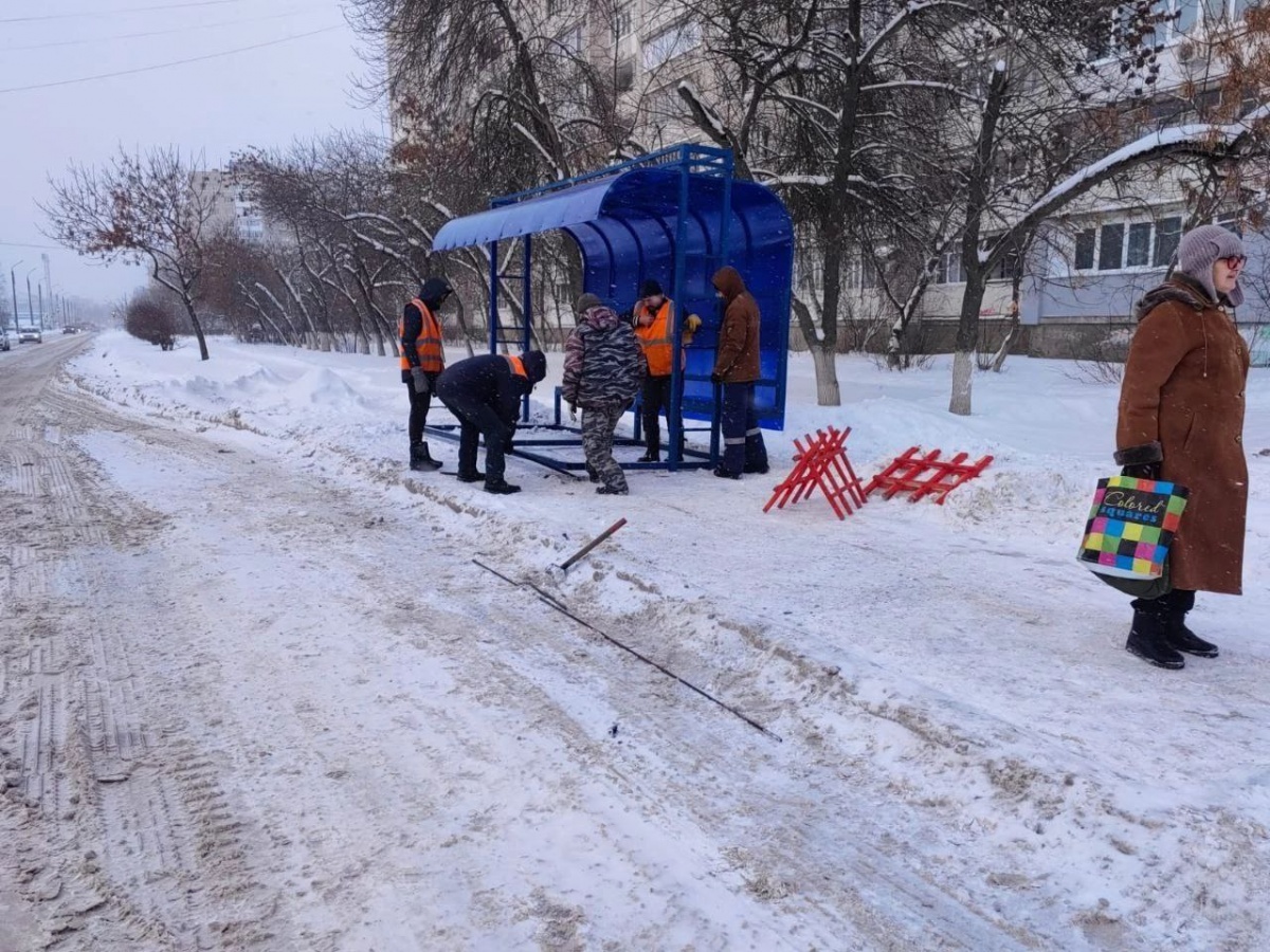 Разрушенную легковушкой остановку восстанавливают в Дзержинске - фото 1