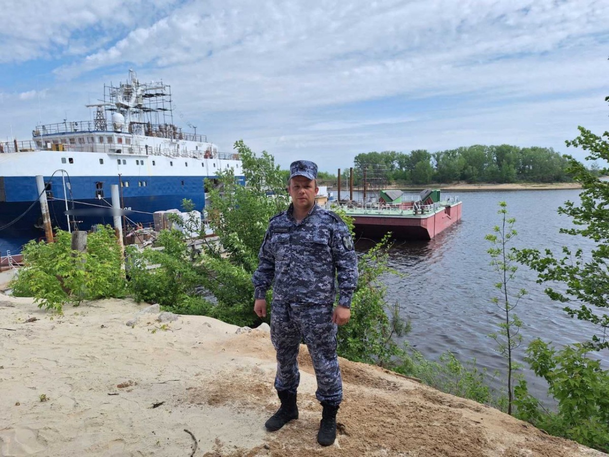 Росгвардеец задержал незаконно пришвартовавшееся судно в Нижнем Новгороде - фото 1