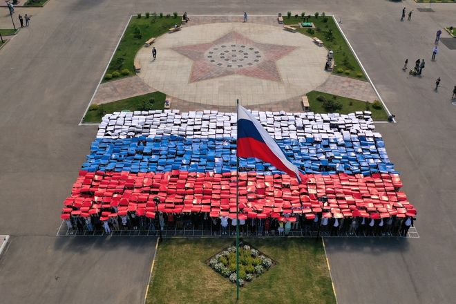 Более 1 200 нижегородцев создали изображения триколора и числа &laquo;800&raquo; в Парке Победы - фото 1