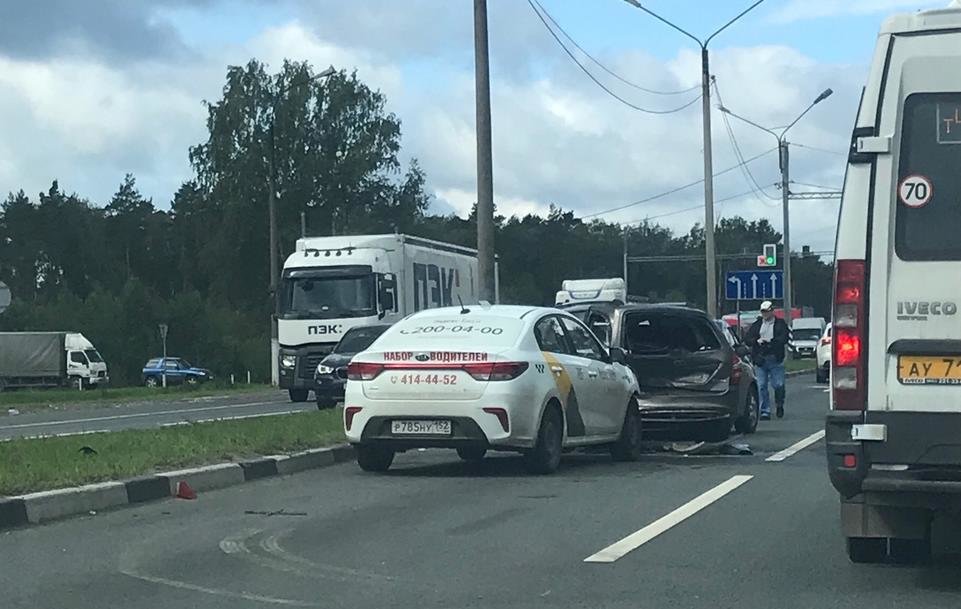 Четыре автомобиля столкнулись на повороте с федеральной трассы на Дзержинск