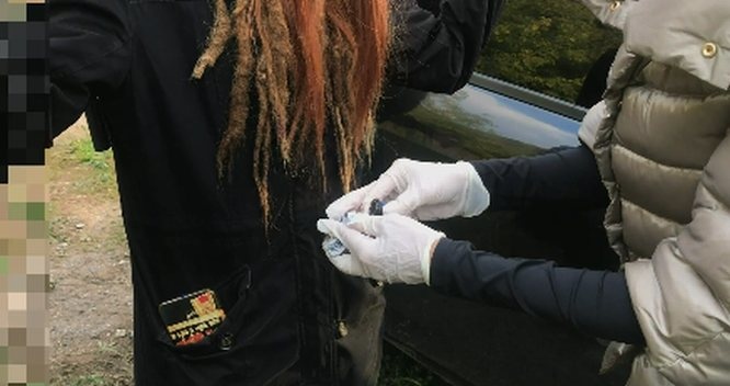 Девушку с наркотиками задержали полицейские в нижегородском лесу - фото 1