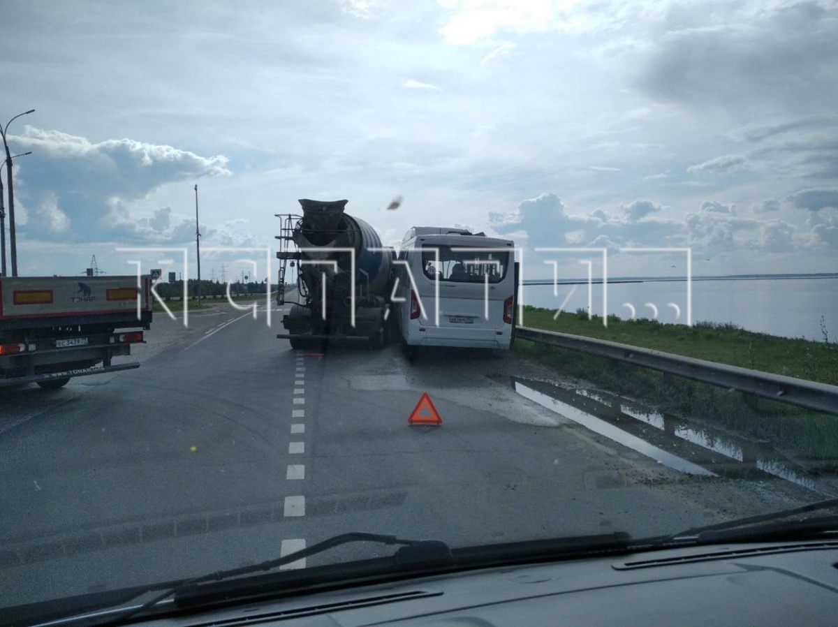 Бетоносмеситель протаранил пассажирский автобус в Нижегородской области - фото 2